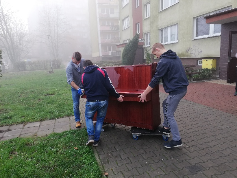 Tani i profesjonalny transport pianina z noszeniem w Szczecinie